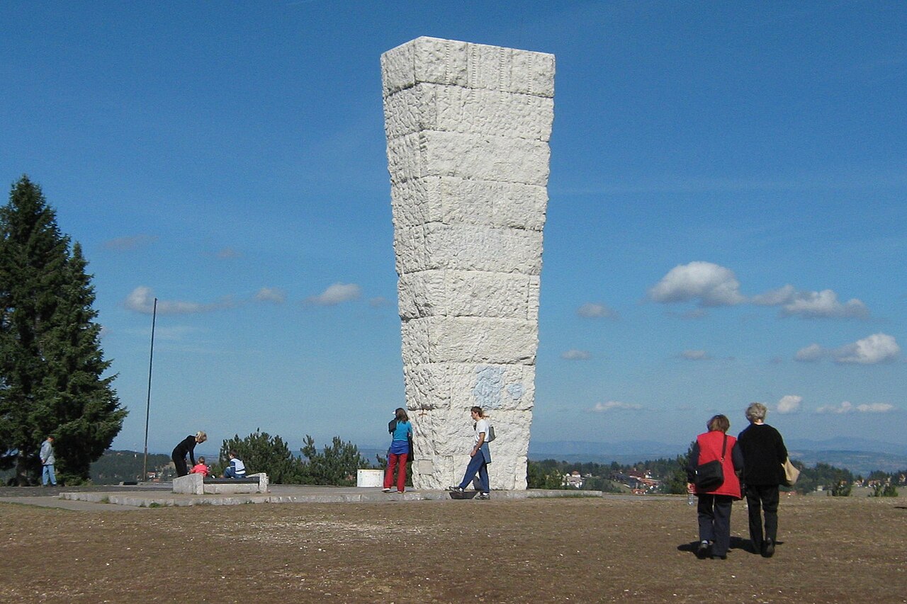 Spomenik streljanim partizanima na Zlatiboru